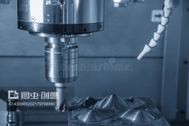 數(shù)控銑床切割模具零件。The CNC milling machine cutting the mold parts.